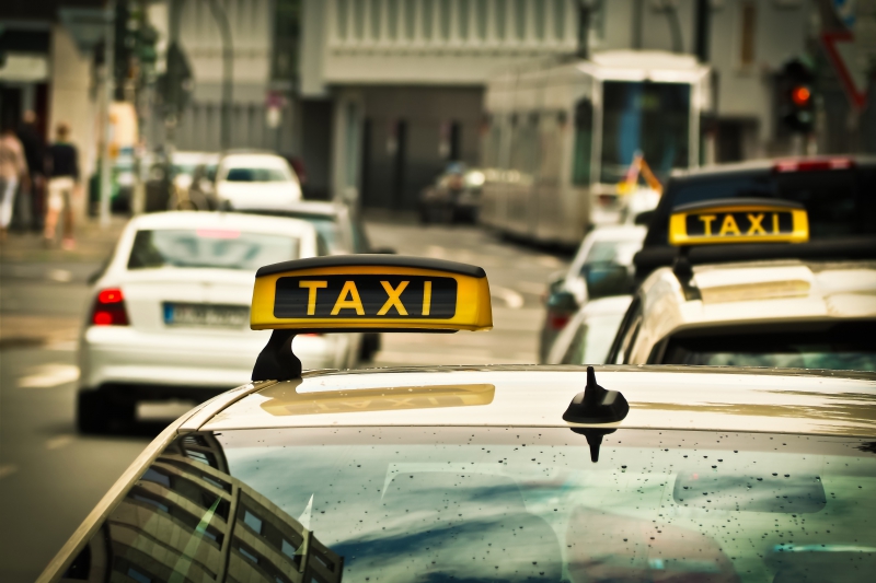 taxis-ANDON-min_road-traffic-car-glass-driving-city-583084-pxhere.com