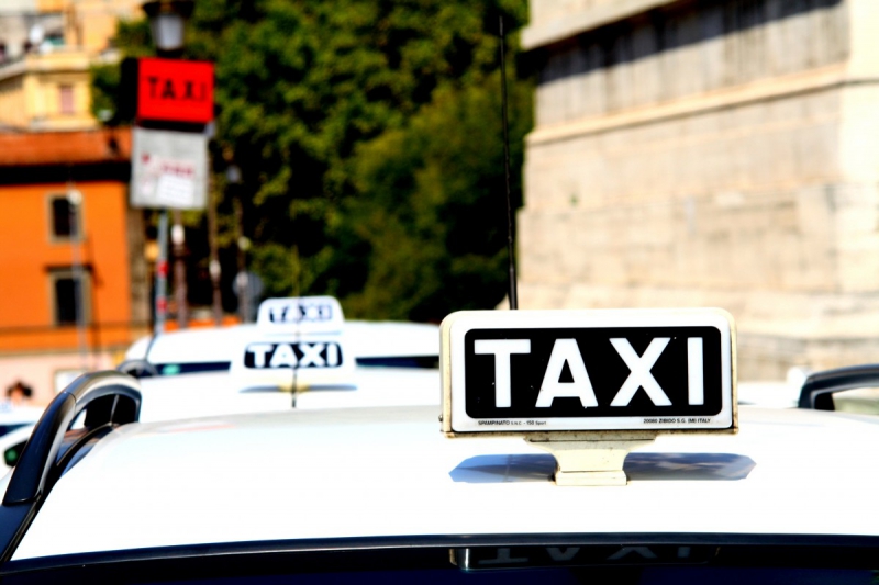 taxis-ANDON-min_taxi_auto_rome_road_white-1051610